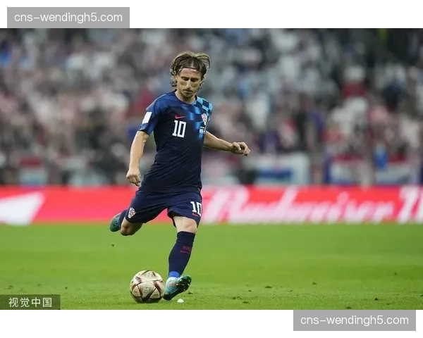 特写:老将莫德里奇在球队获得前场定位球时,与年轻队友沟通主罚选择 特写:老将莫德里奇在球队获得前场定位球时,与年轻队友沟通主罚选择