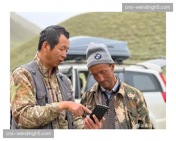 特写:场边观战的新疆队老将可兰白克,眼神专注 特写:场边观战的新疆队老将可兰白克,眼神专注